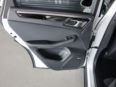 Certified 2026 Porsche Macan AWD/4WD image 28