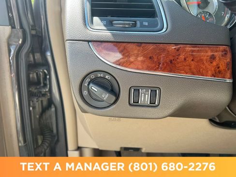 Used 2016 Chrysler Town & Country Touring FWD image 30