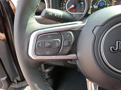 Used 2026 Jeep Wrangler Unlimited Sahara AWD/4WD image 9