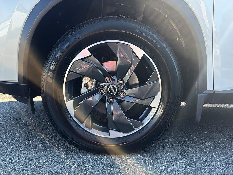 Certified 2025 Nissan Rogue SV AWD/4WD image 9