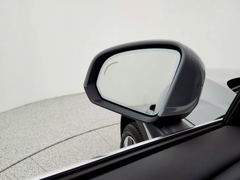 Certified 2025 Volvo XC40 B5 Plus AWD/4WD image 19