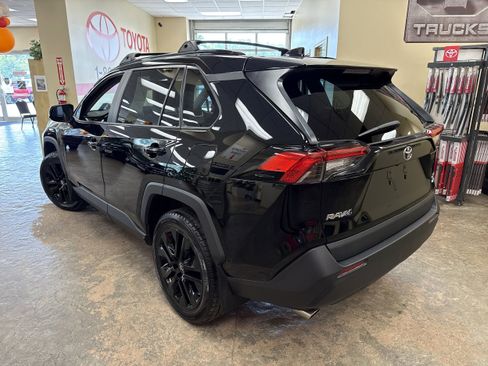 Used 2023 Toyota RAV4 XLE Premium image 9