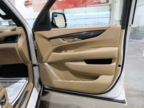 Used 2020 Cadillac Escalade ESV Platinum AWD/4WD image 35