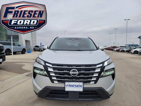 Used 2024 Nissan Rogue SV AWD/4WD image 3