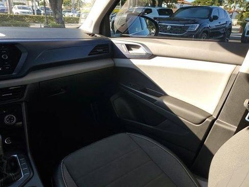 Used 2022 Volkswagen Taos SE image 15