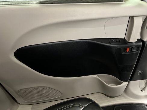 Used 2024 Chrysler Pacifica Touring-L FWD image 24