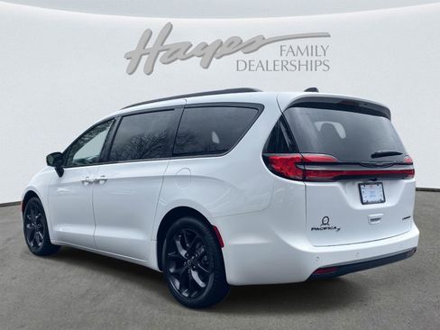 New 2026 Chrysler Pacifica Limited image 6