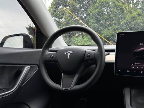 Used 2022 Tesla Model Y Performance AWD/4WD image 9
