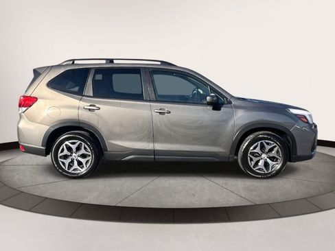 Used 2019 Subaru Forester Premium w/ All-Weather Package image 5