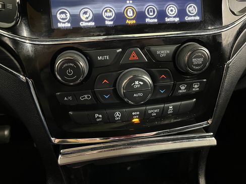 Used 2022 Jeep Grand Cherokee Limited image 16