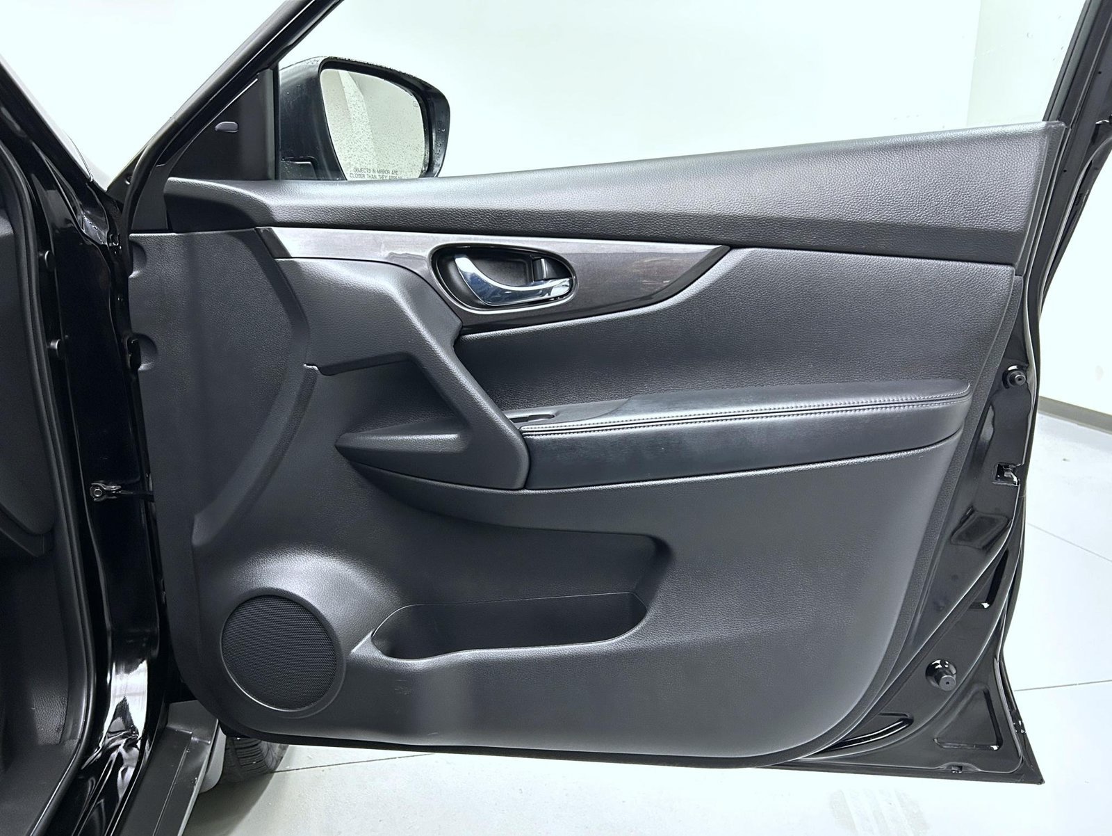 Used 2018 Nissan Rogue SV AWD/4WD image 16
