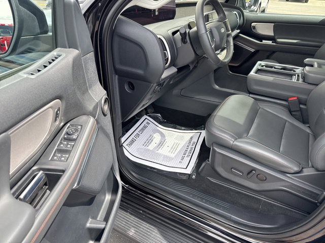 Used 2025 Ford Expedition Active AWD/4WD image 11