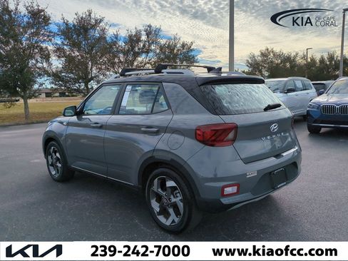 Used 2022 Hyundai Venue Limited image 7