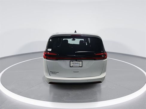 New 2026 Chrysler Pacifica Select image 7