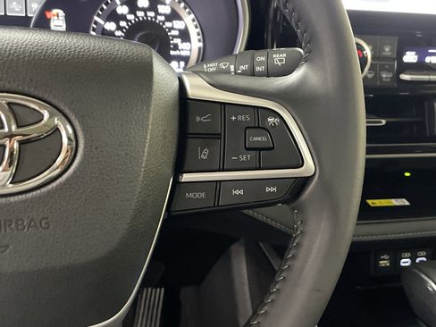Used 2023 Toyota Highlander XLE FWD image 20