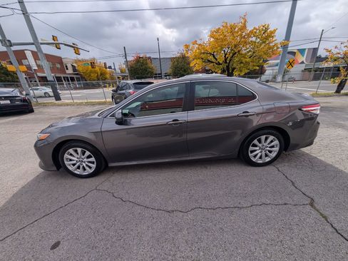 Used 2019 Toyota Camry LE image 9