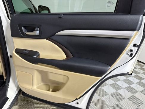 Used 2014 Toyota Highlander XLE image 18