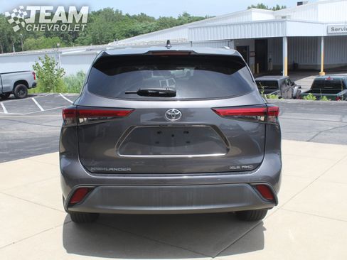 Used 2022 Toyota Highlander XLE AWD/4WD image 5