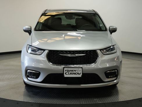 Used 2023 Chrysler Pacifica Touring-L FWD image 2