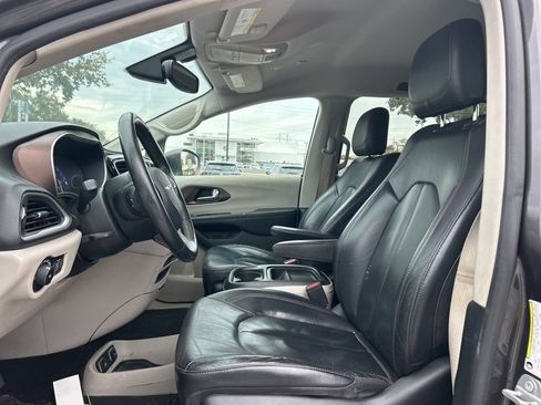 Used 2019 Chrysler Pacifica Touring-L image 2