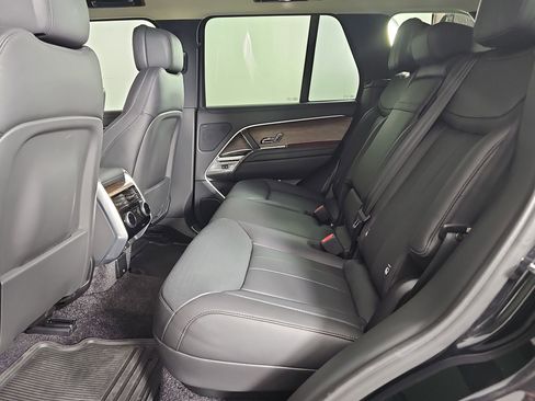 Used 2025 Land Rover Range Rover SE image 12