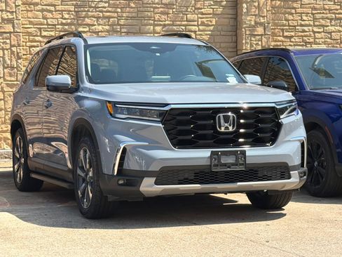 Certified 2025 Honda Pilot Touring image 3