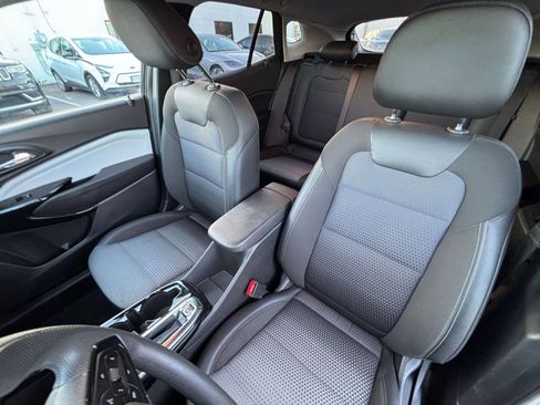 Used 2025 Chevrolet Trax LT image 34