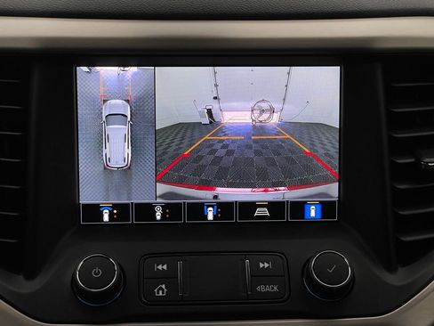 Used 2021 GMC Acadia Denali w/ Denali Technology Package FWD image 4
