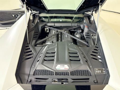 Used 2022 Lamborghini Huracan EVO RWD image 26