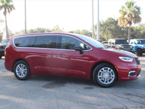 New 2026 Chrysler Pacifica Select image 2