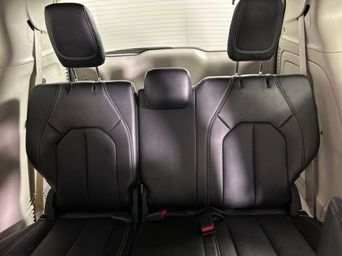 Used 2024 Chrysler Pacifica Select image 17