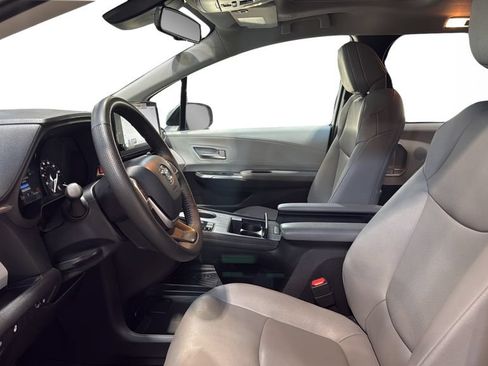 Used 2025 Toyota Sienna XLE FWD image 22
