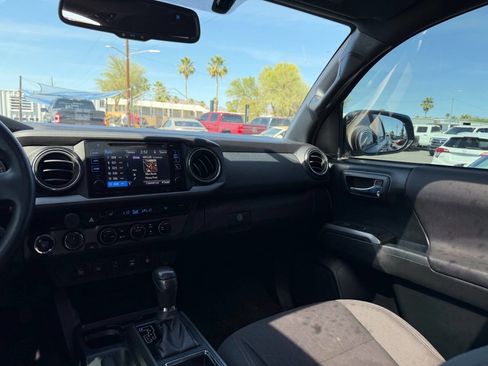 Used 2017 Toyota Tacoma TRD Off-Road w/ Premium & Technology Package AWD/4WD image 23