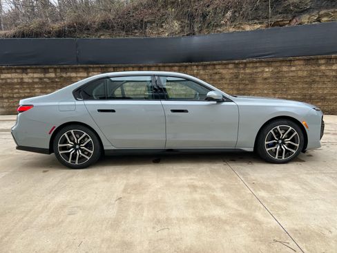 Used 2025 BMW 740i xDrive w/ Premium Package image 7