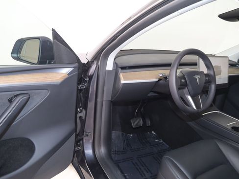 Used 2024 Tesla Model Y Long Range AWD/4WD image 45