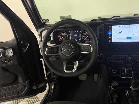 Used 2026 Jeep Wrangler Unlimited Sahara AWD/4WD image 13