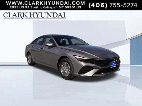 Used 2025 Hyundai Elantra SE image 3