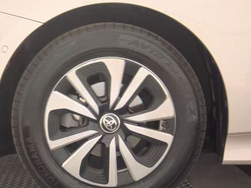 Used 2017 Toyota Prius Prime Advanced FWD image 18