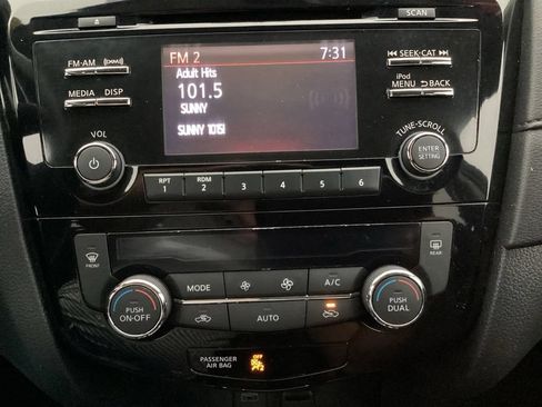 Used 2017 Nissan Rogue SV AWD/4WD image 3