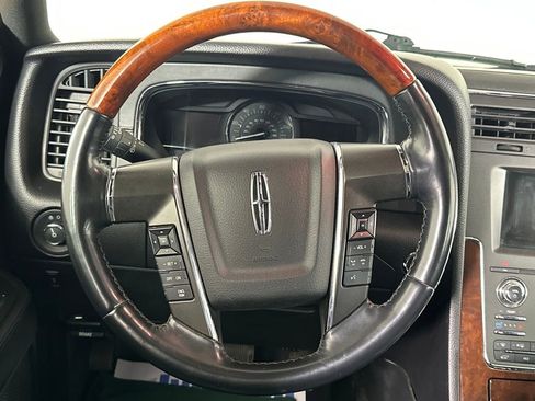 Used 2017 Lincoln Navigator Select image 25