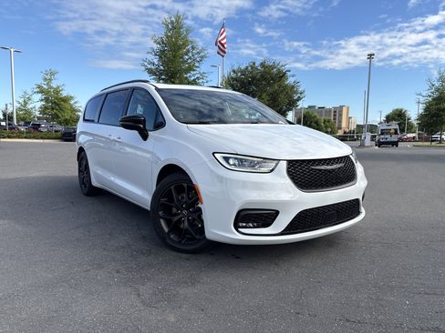 Certified 2025 Chrysler Pacifica Limited FWD image 2