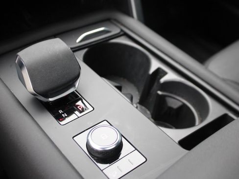 Certified 2024 Land Rover Discovery Dynamic SE image 24