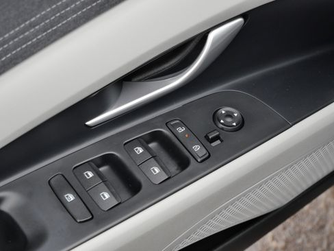 Certified 2025 Hyundai Elantra Limited image 18