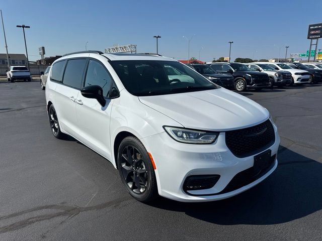 Used 2025 Chrysler Pacifica Limited FWD image 1