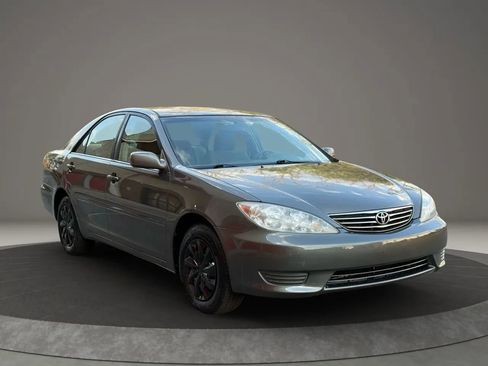 Used 2005 Toyota Camry LE image 3