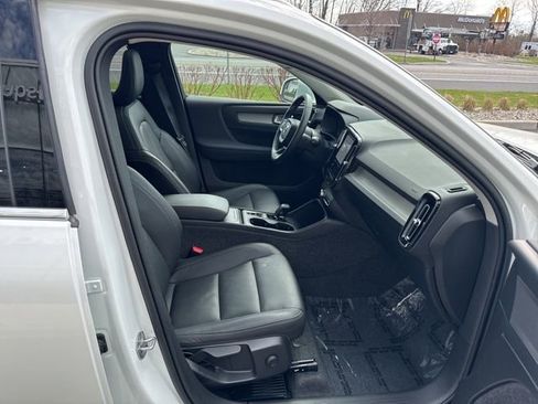 Certified 2025 Volvo XC40 B5 Core image 14