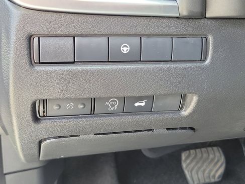 Used 2025 Nissan Rogue SV image 24