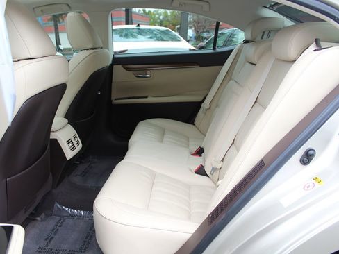 Used 2018 Lexus ES 300h image 25