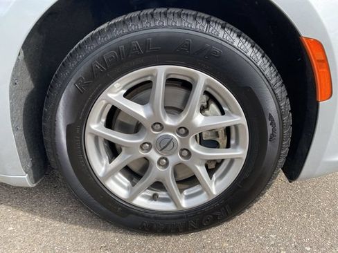 Used 2024 Chrysler Pacifica Touring-L FWD image 9