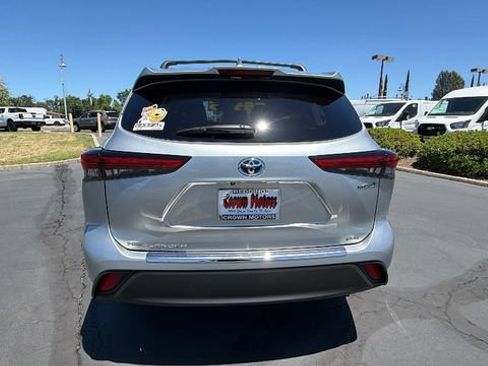 Used 2021 Toyota Highlander XLE AWD/4WD image 5